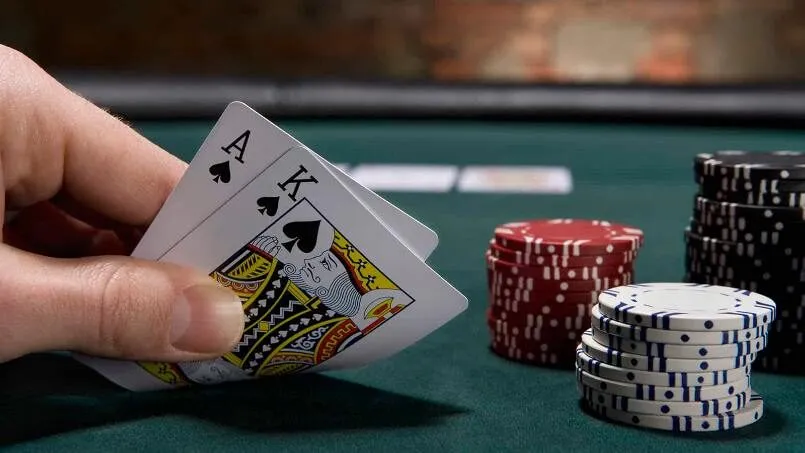 Cách chơi blackjack nhanh hiểu với những hướng dẫn cụ thể 2 Lá bài và con chip được sử dụng khi chơi blackjack